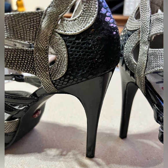 Promise Shoes Women’s Platform Heels. Black and Pewter Snakeskin design. - Picture 5 of 10